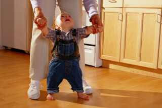 Первые самостоятельные шаги: когда начинают ходить дети